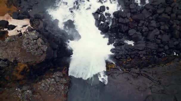 Drone Záběr Nordic Iceland Vodopád Masivní Vodní Proud Tekoucí Útesů — Stock video
