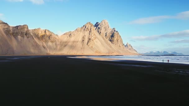 Drone Tiro Stokksnes Praia Areia Preta Islândia Belas Montanhas Vestrahorn — Vídeo de Stock
