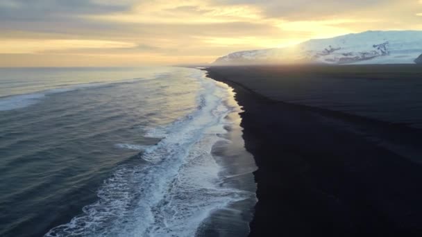 Luchtfoto Van Ijslandse Kust Met Beroemde Zwarte Zandstrand Nordic Scenery — Stockvideo