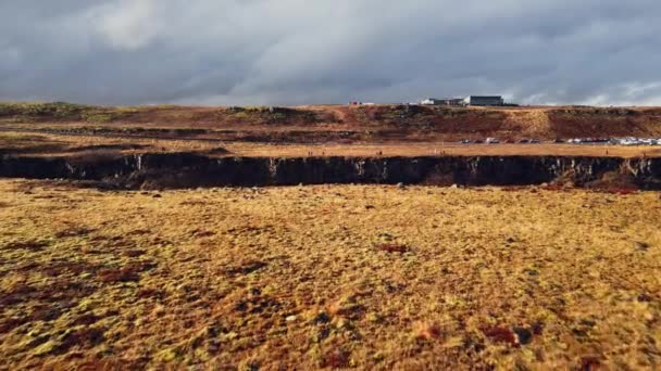 Wodospad Gullfoss Kanion Islandzie Fantastyczny Przepływ Rzeki Między Brązowymi Polami — Wideo stockowe