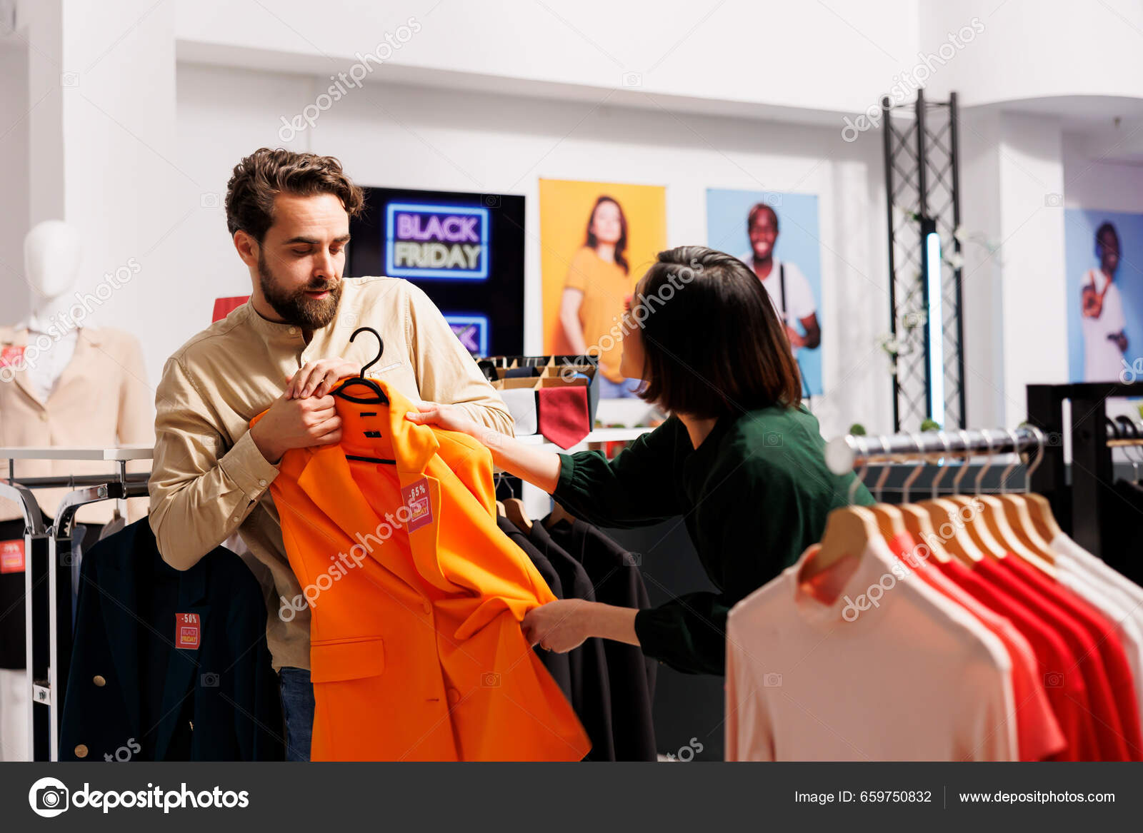 Černý Pátek Lidé Nakupující Bojovat Oblečení Během Velkých Prodejů  Obchoďáku — Stock Fotografie © DragosCondreaW #659750832