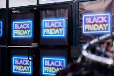 Kara Cuma alışveriş ve perakende mağaza tasarımı. Sezonluk satışlar sırasında potansiyel müşterilerin dikkatini çekmek için parlak neon reklamlarla süslenmiş alışveriş merkezinin ön kapısı.