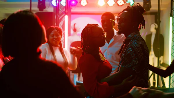 Vriendengroep Feesten Nachtclub Feesten Muziek Met Het Podium Kleurrijke Spots — Stockfoto