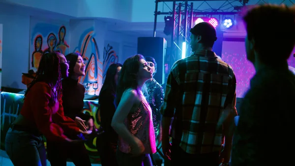 Havalı Yetişkinler Bir Grup Arkadaşla Dans Etmeye Başlıyor Diskotekte Elektronik — Stok fotoğraf