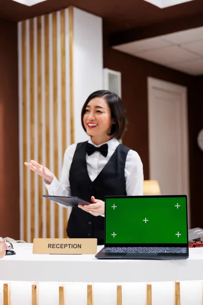 Hotellarbetare Med Grön Skärm Skrivbordet Välkomnar Människor Och Arbetar Med — Stockfoto