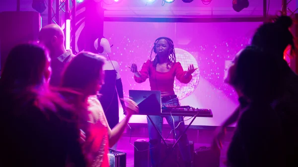 Funky Emberek Mutatják Cool Dance Mozog Elektronikus Zene Szórakozás Barátaival — Stock Fotó