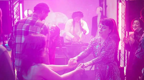 Люди Танцуют Парами Медленную Музыку Наслаждаются Романтическим Вальсом Танцполе Счастливые — стоковое фото