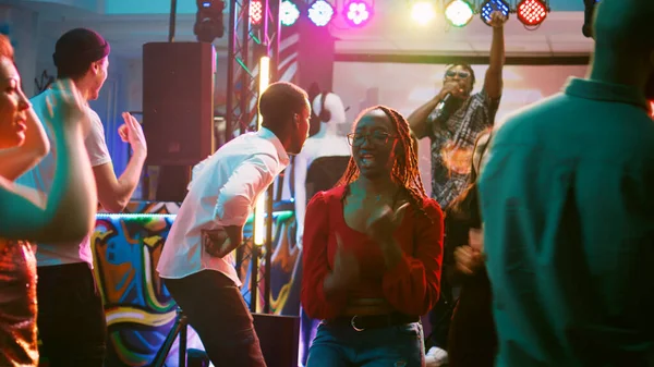 Dans Pistinde Disko Partisinden Hoşlanan Bir Grup Insan Diskotek Etkinliğinde — Stok fotoğraf