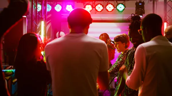 Fiatal Felnőttek Együtt Buliznak Eseményen Funky Zenét Hallgatnak Jól Érzik — Stock Fotó