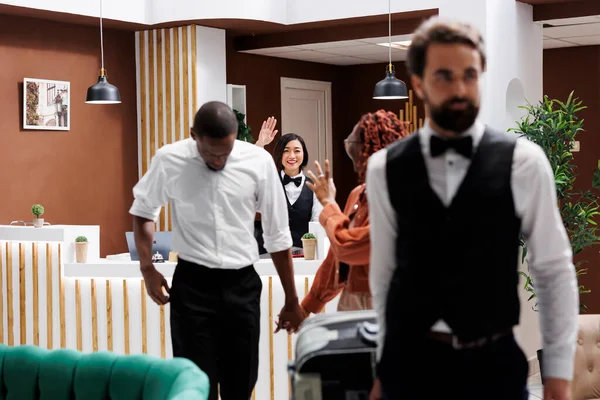 Asiatisk Kvinna Vinkade Folk Efter Att Checkat Från Hotellet Och — Stockfoto