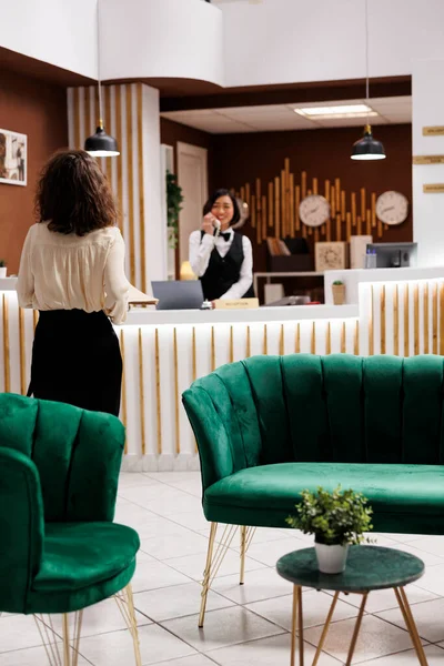 Hotellchef Verifiera Filer Lobbyn Lounge Vid Receptionen Kontrollera Registreringsformulär Och — Stockfoto