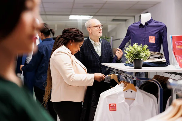 Различные Люди Покупают Одежду Бутике Ищет Сделок Черную Пятницу Магазине — стоковое фото