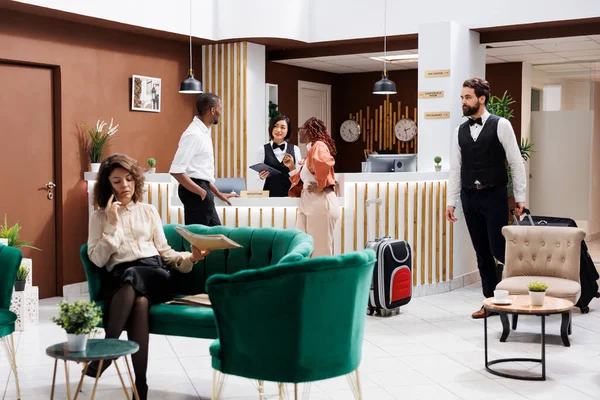 Gästerna Checkar Moderna Hotell Frågar Receptionen Personal Bokning Och Rumsbokning — Stockfoto