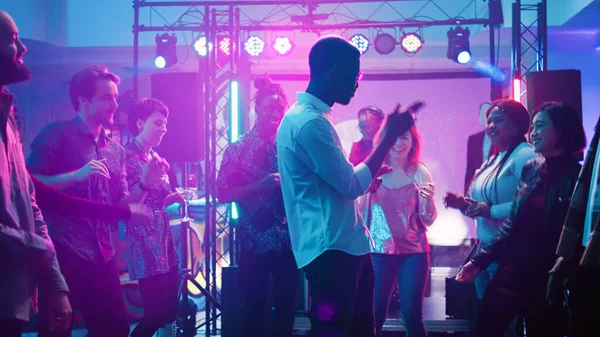 Різні Люди Підпільній Вечірці Розважаються Електронною Фанковою Музикою Танцюють Під — стокове фото