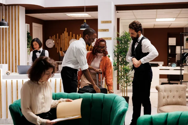 Hotel Concierge Asszisztál Vendégek Előtérben Segít Bejelentkezési Folyamat Recepción Bellboy — Stock Fotó