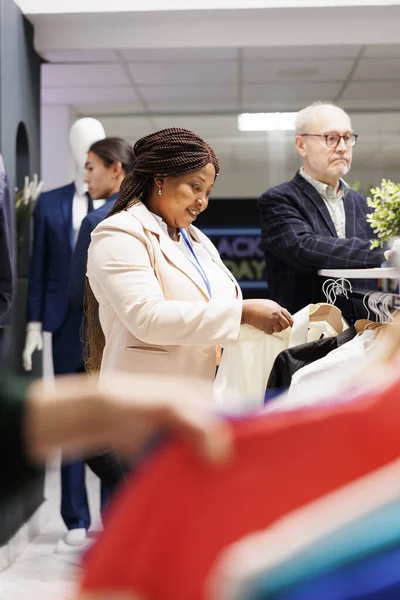Young Smiling African American Woman Shop Sales Assistant Standing Clothing — Stock Photo, Image