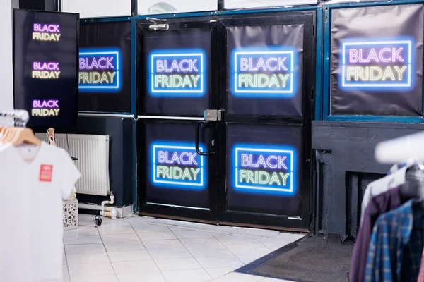 Ingang Van Kledingwinkel Versierd Met Neon Black Friday Borden Uitzicht — Stockfoto