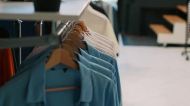 Sıradan ve resmi kıyafetleri olan boş bir alışveriş merkezi, askı ve raflarda şık kıyafetler ve aksesuarları olan bir perakende mağazası. Yeni moda koleksiyonlarıyla dolu bir giyim mağazası müşterileri bekliyor..