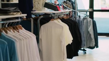 Müşterileri bekleyen boş bir alışveriş merkezi, raflarda yeni moda koleksiyonu. Moda giysiler ve aksesuarlar, modern butik. Alışverişkolik müşteriler için indirimde olan şık ürünler.