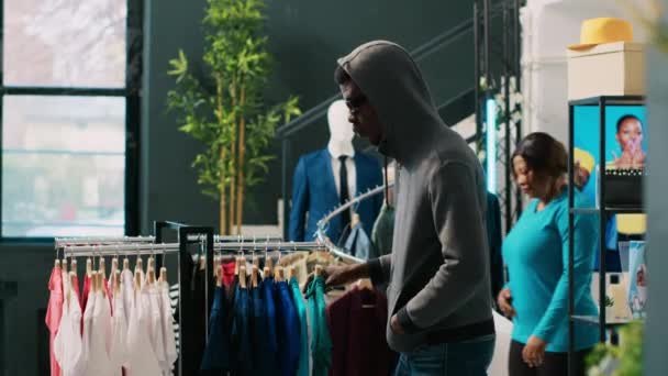 아프리카 미국인 도둑들 가게를 스타일있는 옷으로 선반을 분석하고 이인기있는 상품을 — 비디오