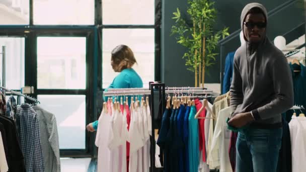 Африканський Американський Злодій Крав Стильний Одяг Магазині Одягу Будучи Спійманим — стокове відео