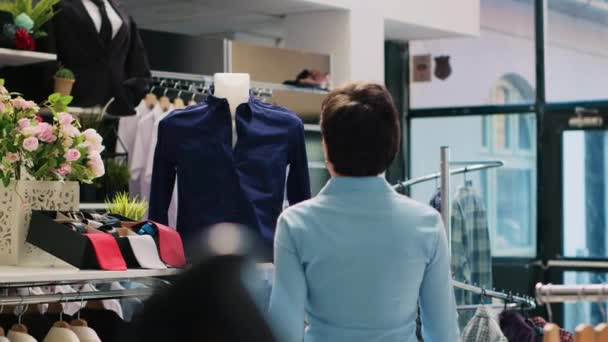 Anställd Arbetar Boutique Öppning Sätta Sig Formell Klädsel Skyltdocka Shoppingcenter — Stockvideo