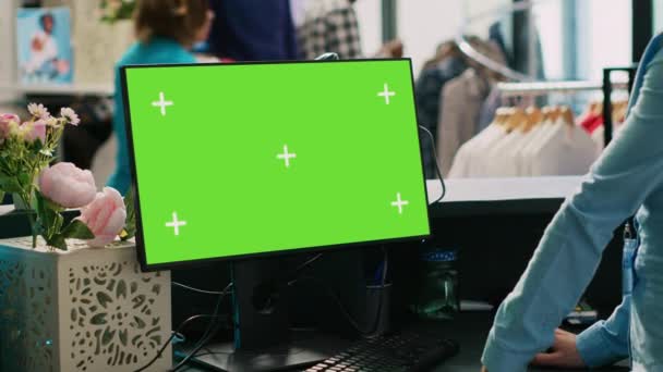 购物中心配备彩色键绿色屏幕模拟电脑屏幕 员工在现代精品店工作 经理站在服装店的柜台前 目不转睛地看着外面的展品 — 图库视频影像
