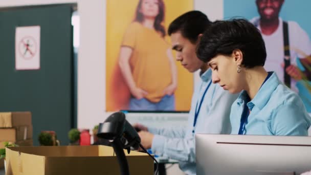 Různí Zaměstnanci Obchodu Pracují Line Objednávky Uvedení Módní Oblečení Kartonových — Stock video