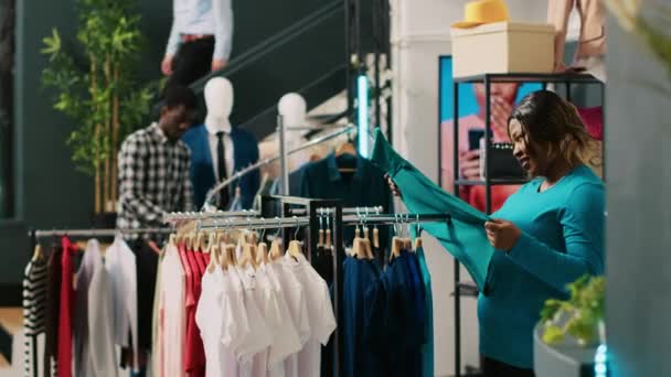Afro Amerikan Müşteri Şık Ürünleri Kontrol Ediyor Mağaza Yöneticisiyle Kıyafet — Stok video