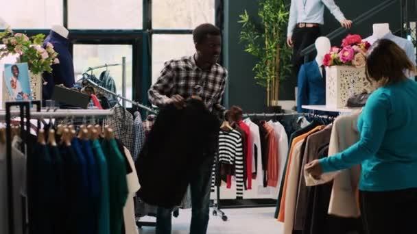 Afroamerikanisches Paar Das Modernen Boutiquen Mit Stylischen Fanartikeln Herumalbert Tanzt — Stockvideo