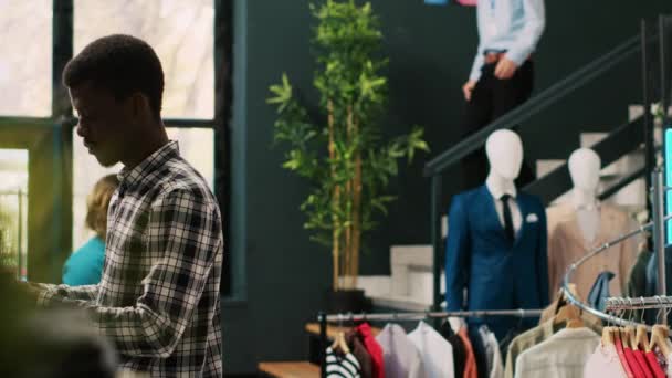 Afroamerikansk Man Shoppar För Formella Kläder Kollar Fashionabla Slips Material — Stockvideo