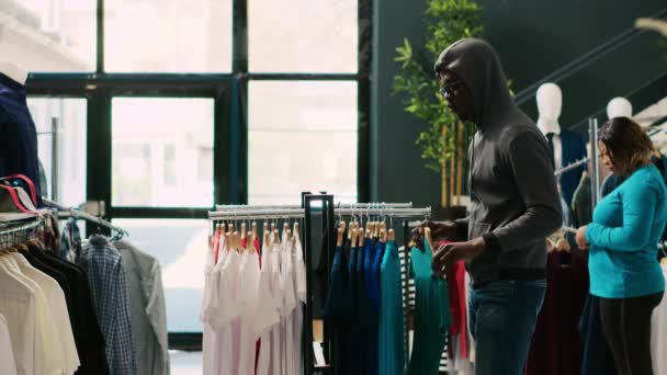 Ladrón Afroamericano Robando Camisa Elegante Tratando Huir Boutique Moderna Guardaespaldas — Vídeo de stock