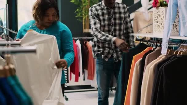 Yeni Moda Koleksiyonunu Kontrol Eden Afrikalı Amerikalı Müşteriler Modern Butikte — Stok video