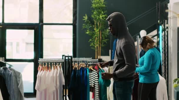 Afroamerikanische Räuber Stehlen Modisches Outfit Und Versuchen Aus Einem Einkaufszentrum — Stockvideo