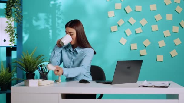 전화를 커피를 마시는 사무원 아시아인 사업가가 직장에서 스튜디오의 배경을 통화를 — 비디오