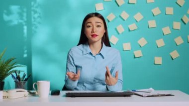 Çevrimiçi video görüşmesi yapan neşeli insan kaynakları araştırmacısı potansiyel aday arıyor. İnternette gülümseyen iş kadını renkli ofiste başvuran kişiyle röportaj yapıyor.