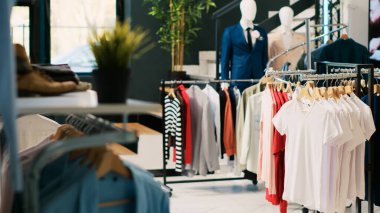 Raflarda şık ürünler, modaya uygun marka tasarımlar ve modern butikte gündelik giysiler satan bir mağaza. Zarif mallarla alışveriş merkezindeki boş moda galerisi..