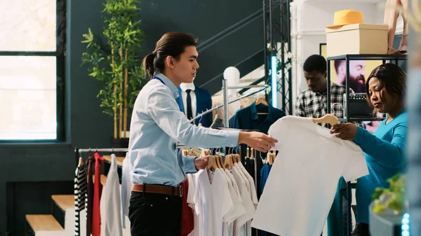 Alışverişkolik Kadınlara Günlük Kıyafetlerle Yardım Eden Şık Işçiler Basit Kıyafetler — Stok fotoğraf