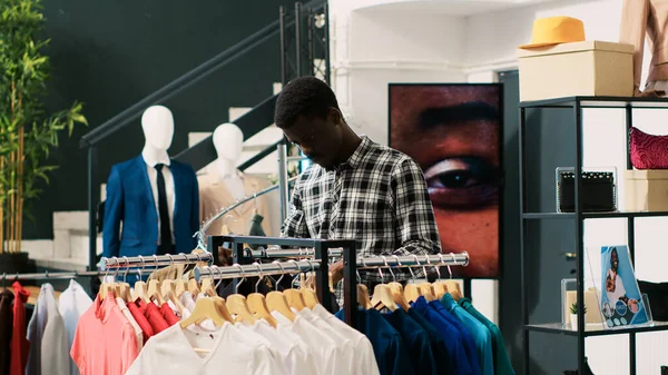 Αφρο Αμερικανός Πελάτης Ελέγχει Βασικό Πουκάμισο Αναλύοντας Μοντέρνα Ρούχα Ύφασμα — Φωτογραφία Αρχείου