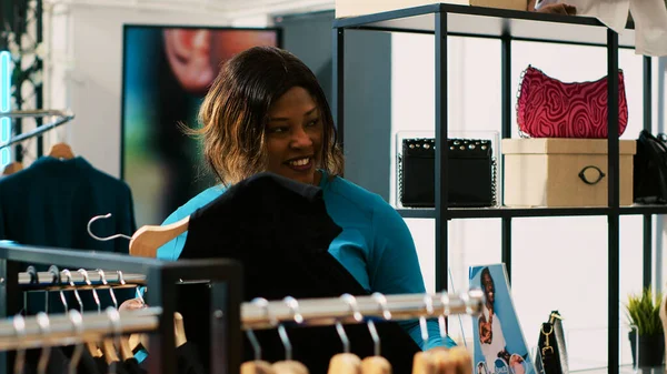 Afroamerikanerin Kariert Kleiderbügel Mit Stylischem Hemd Analysiert Artikel Stoff Bekleidungsgeschäften — Stockfoto