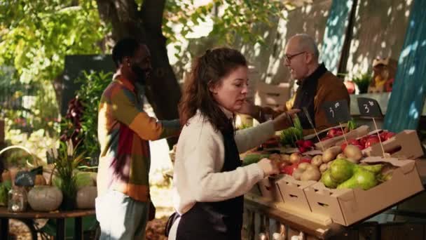 Жінка Постачальник Вітає Регулярного Клієнта Обіймається Ринку Фермерів Будучи Щасливим — стокове відео
