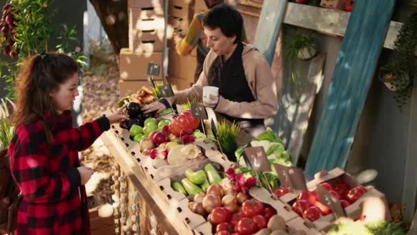 Běloši Mluví Domácích Produktech Ženy Kupující Čerstvé Ovoce Zeleninu Místního — Stock video