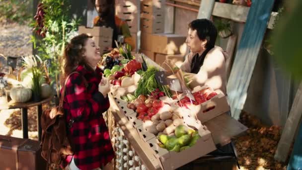 Duas Mulheres Felizes Falando Sobre Eco Produtos Agrícolas Frescos Mercado — Vídeo de Stock