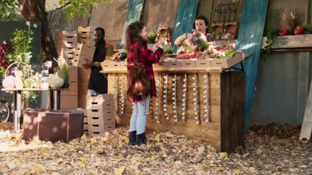 Жіночий Тримач Столу Продає Натуральні Фрукти Овочі Ринку Фермерів Представляє — стокове відео