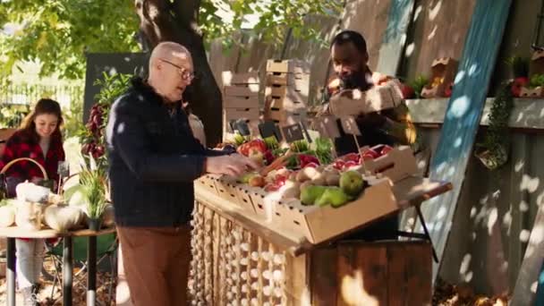 Stařec Kupující Různé Zdravé Bio Ovoce Zeleninu Farmářském Trhu Stánku — Stock video