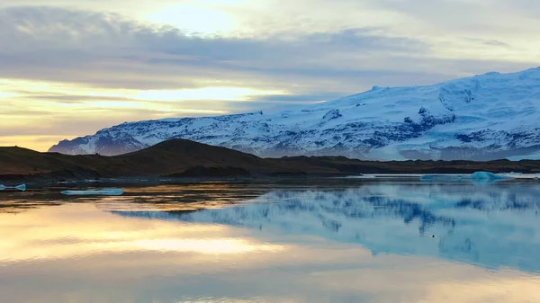 山と壮大な雪景色を凍結湖 凍結冷たい水 オープンフィールドとスカンディナヴィアの風光明媚なルート アイスランドと美しい自然景観 手持ち撮影 — ストック写真