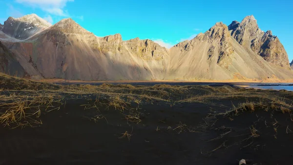 Stoksnes Sahilinde Kayalık Dağlar Zlanda Daki Doğal Siyah Kumsalın Yanındaki — Stok fotoğraf