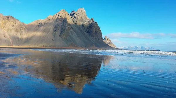 黒砂のビーチと海 美しいアイスランドの風景を満たす大規模な山脈 北極圏のストックスネス半島 ベストラホーン山脈と海洋海岸線 — ストック写真
