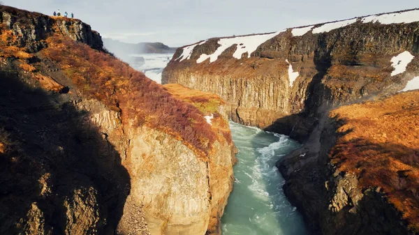 在冰原上有巨大的海鸥瀑布 在冰冷的峡谷岩石和山丘之间流淌着美丽的瀑布 北欧河流从悬崖上流下来 慢动作 — 图库照片