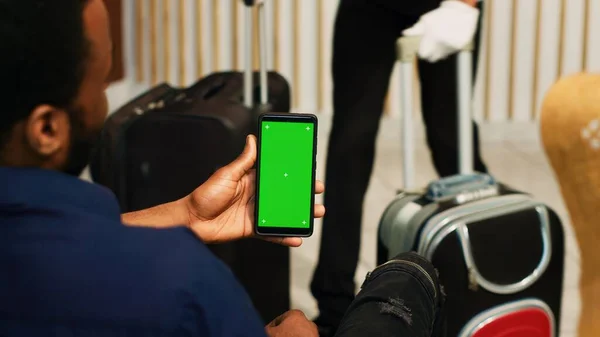 Podróżni Korzystający Zielonego Ekranu Przez Telefon Siedzący Salonie Hotelowym Patrzący — Zdjęcie stockowe